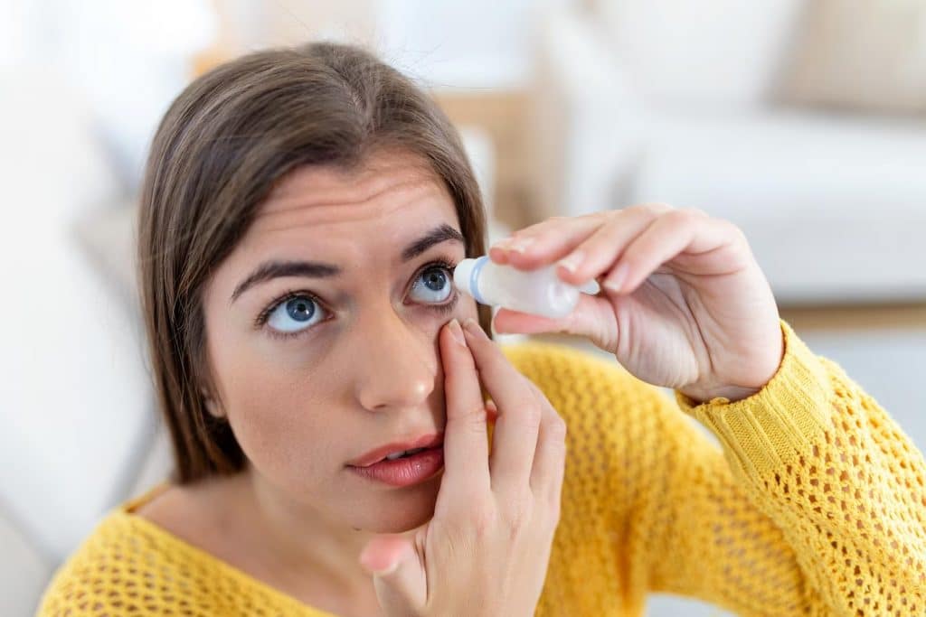 Mujer echándose gotas para el glaucoma